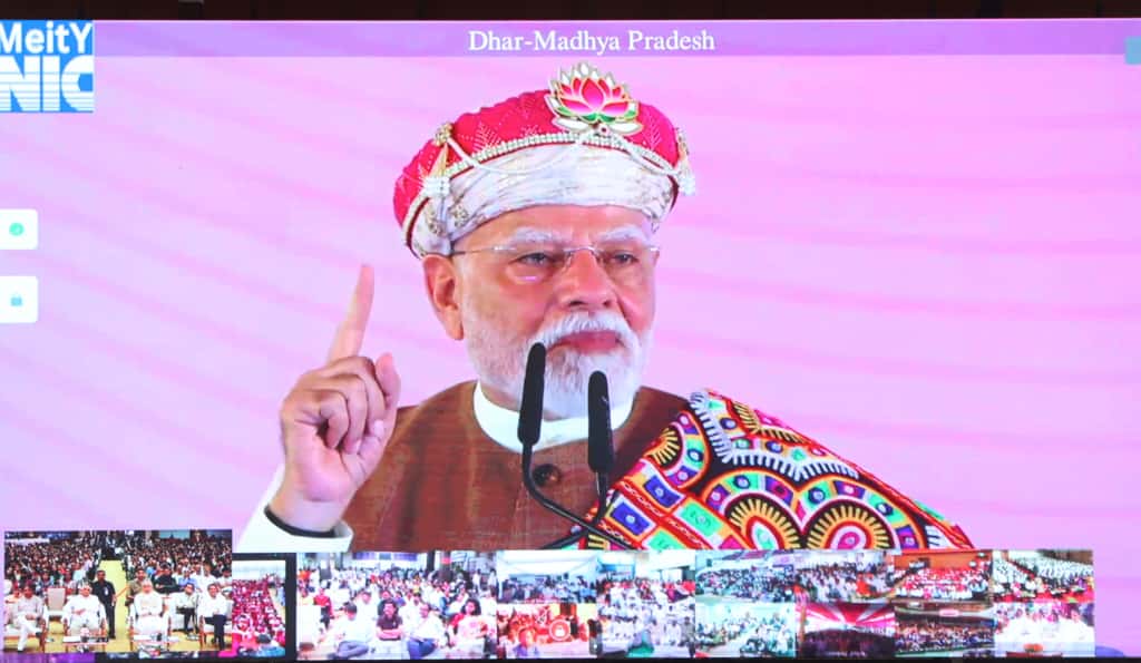 માનનીય પ્રધાનમંત્રી શ્રી Narendra Modi જીના 75મા જન્મદિવસ નિમિતે માનનીય રાજ્યપાલ શ્રી આચાર્ય દેવવ્રતજીએ મુખ્યમંત્રીશ્રી Bhupendra Patel ની ગરિમામય ઉપસ્થિતિમાં મહાત્મા મંદિર ખાતેથી ‘સ્વસ્થ નારી, સશક્ત પરિવાર’ અભિયાન તેમજ 8મા રાષ્ટ્રીય પોષણ માહનો રાજ્યવ્યાપી પ્રારંભ કરવામાં આવ્યો. આ અવસરે કેબિનેટ મંત્રી શ્રી ઋષિકેશભાઈ પટેલ, રાજ્યસભાના સાંસદ શ્રી મયંકભાઈ નાયક, ધારાસભ્ય શ્રીમતી રીટાબેન પટેલ સહીત મોટી સંખ્યામાં માતા-બહેનો ઉપસ્થિત રહ્યા. #HappyBdayPMModi માનનીય પ્રધાનમંત્રી શ્રી Narendra Modi જીના 75મા જન્મદિવસ નિમિતે માનનીય રાજ્યપાલ શ્રી આચાર્ય દેવવ્રતજીએ મુખ્યમંત્રીશ્રી Bhupendra Patel ની ગરિમામય ઉપસ્થિતિમાં મહાત્મા મંદિર ખાતેથી ‘સ્વસ્થ નારી, સશક્ત પરિવાર’ અભિયાન તેમજ 8મા રાષ્ટ્રીય પોષણ માહનો રાજ્યવ્યાપી પ્રારંભ કરવામાં આવ્યો. આ અવસરે કેબિનેટ મંત્રી શ્રી ઋષિકેશભાઈ પટેલ, રાજ્યસભાના સાંસદ શ્રી મયંકભાઈ નાયક, ધારાસભ્ય શ્રીમતી રીટાબેન પટેલ સહીત મોટી સંખ્યામાં માતા-બહેનો ઉપસ્થિત રહ્યા. #HappyBdayPMModi