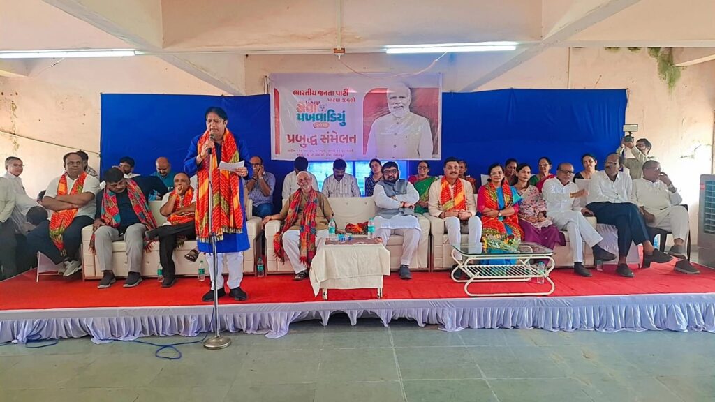 ગુજરાતના સપૂત તેમજ માનનીય પ્રધાનમંત્રી શ્રી Narendra Modi જીના જન્મદિવસ નિમિત્તે સમગ્ર દેશમાં 'સેવા પખવાડિયું - 2025' હેઠળ વિવિધ લોકહિતકારી કાર્યક્રમો યોજાઈ રહ્યા છે. જે સંદર્ભે પાટણ જિલ્લાનું પ્રબુદ્ધ સંમેલન સિધ્ધપુરમાં સંપન્ન થયું.  આ સંમેલનમાં બક્ષીપંચ મોરચાના પ્રદેશ પ્રમુખ તેમજ સાંસદ  શ્રી મયંકભાઈ નાયકે 'પ્રધાનમંત્રીશ્રીના જીવન, સિદ્ધિઓ અને વિકસિત ભારત’ વિષય પર ઉપસ્થિત પ્રબુદ્ધજનોને માર્ગદર્શન આપ્યું. આ પ્રસંગે કેબિનેટ મંત્રી શ્રી બળવંતસિંહ રાજપૂત,જિલ્લા પ્રમુખ શ્રી રમેશભાઈ સિંધવ, હોદ્દેદારો અને મોટી સંખ્યામાં પ્રબુદ્ધજનો ઉપસ્થિત રહ્યા.  #SevaPakhwada2025