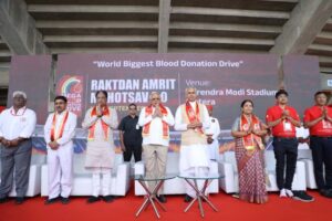 માનનીય પ્રધાનમંત્રી શ્રી Narendra Modi જીના 75મા જન્મદિવસના અવસરે તેમજ અખિલ ભારતીય તેરાપંથ યુવક પરિષદના 61મા સ્થાપના દિવસ નિમિત્તે નરેન્દ્ર મોદી સ્ટેડિયમ ખાતે ‘રક્તદાન અમૃત મહોત્સવ 2.0’ થીમ પર આયોજિત વિશ્વના સૌથી મોટા 'મેગા બ્લડ ડોનેશન કેમ્પ'ની માનનીય રાજ્યપાલ શ્રી આચાર્ય દેવવ્રતજી તેમજ મુખ્યમંત્રી શ્રી Bhupendra Patel એ મુલાકાત લીધી. આ અવસરે કેબિનેટ મંત્રી શ્રી ઋષિકેશભાઈ પટેલ,  મેયર શ્રીમતી પ્રતિભાબેન જૈન, હોદ્દેદારો તેમજ મોટી સંખ્યામાં રક્તદાતાઓ ઉપસ્થિત રહ્યા. #HappyBdayPMModi