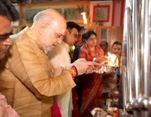 આસો નવરાત્રિના પાવન પર્વે ગાંધીનગર લોકસભાના લોકપ્રિય સાંસદ તથા કેન્દ્રીય ગૃહ અને સહકાર મંત્રી શ્રી Amit Shah જીએ સહ પરિવાર માણસા ખાતે બહુચર માતાજીના મંદિરે દર્શન અને પૂજા-અર્ચના કરી. જય મા બહુચર 🙏