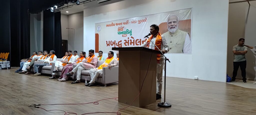 ગુજરાતના પનોતા પુત્ર તેમજ દેશના યશસ્વી પ્રધાનમંત્રી શ્રી Narendra Modi જીના 75મા જન્મદિવસની ઉજવણીના ભાગરૂપે 'સેવા પખવાડિયું – 2025' હેઠળ અનેક લોકહિતકારી કાર્યક્રમોનું આયોજન કરવામાં આવ્યું છે, જે સંદર્ભે ખેડા જિલ્લાનું પ્રબુદ્ધ સંમેલન મહેમદાવાદમાં સંપન્ન થયું. આ પ્રસંગે પ્રદેશ સહ પ્રવક્તા ડૉ. ઋત્વિજભાઈ પટેલે ઉપસ્થિત પ્રબુદ્ધજનોને ‘પ્રધાનમંત્રીશ્રીના પ્રેરક જીવન, ઐતિહાસિક સિદ્ધિઓ અને વિકસિત ભારતના સપના' પર માર્ગદર્શન આપ્યું. આ પ્રસંગે સાંસદ શ્રી દેવુસિંહ ચૌહાણ, જિલ્લા પ્રમુખ શ્રીમતી નયનાબેન પટેલ, હોદ્દેદારો તેમજ મોટી સંખ્યામાં પ્રબુદ્ધજનો ઉપસ્થિત રહ્યા. #SevaPakhwada2025