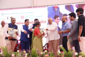સમગ્ર દેશમાં આપણા યશસ્વી પ્રધાનમંત્રી શ્રી Narendra Modi જીના 75મા જન્મદિવસની ઉજવણી વિવિધ સેવાકીય કાર્યો દ્વારા થઈ રહી છે. આ  અંતર્ગત આજે ખોખરામાં મુખ્યમંત્રી શ્રી Bhupendra Patel એ અમદાવાદ પશ્ચિમના સાંસદ શ્રી દિનેશભાઈ મકવાણા દ્વારા આયોજીત ‘નમો અમૃત મહાઆરોગ્ય શિબિર’નું ઉદ્ઘાટન કર્યું. આ શિબિરમાં આરોગ્ય ચકાસણી ઉપરાંત ટીબીના દર્દીઓને પોષણ કીટ, એનિમિયા અને સિકલ સેલ માટે સ્ક્રીનિંગ અને માર્ગદર્શન, આવશ્યક દવાઓનું નિ:શુલ્ક વિતરણ, દિવ્યાંગજનો માટે વ્હીલચેર વિતરણ, આંખની ચકાસણી તથા વિનામૂલ્યે ચશ્માનું વિતરણ સહિતની સેવાકીય પ્રવૃત્તિઓ કરવામાં આવી. આ અવસરે મહાનગરના અધ્યક્ષ શ્રી પ્રેરકભાઈ શાહ, મેયર શ્રીમતી પ્રતિભાબેન જૈન, ધારાસભ્યશ્રીઓ, હોદેદ્દારો તેમજ મોટી સંખ્યામાં નગરજનો ઉપસ્થિત રહ્યા.  #HappyBdayPMModi
