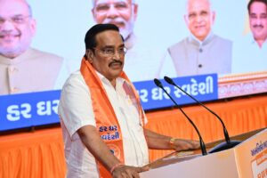 એક મંત્ર - વોકલ ફોર લોકલ  એક માર્ગ - આત્મનિર્ભર ભારત એક લક્ષ્ય - વિકસિત ભારત  ભારતને આત્મનિર્ભર અને સશક્ત બનાવવાના મંત્ર સાથે આગામી 25 સપ્ટેમ્બર (પંડિત દીનદયાળ ઉપાધ્યાયજીની જયંતી)થી 25 ડિસેમ્બર (અટલ બિહારી વાજપેયીજીની જયંતી) સુધી સમગ્ર દેશમાં 'આત્મનિર્ભર ભારત સંકલ્પ અભિયાન' યોજાનાર છે.  આ અભિયાન અંતર્ગત આજે ગાંધીનગર ટાઉનહોલ ખાતે કેન્દ્રીય જળશક્તિ મંત્રી અને પ્રદેશ અધ્યક્ષ શ્રી C R Paatil ની અધ્યક્ષતામાં તથા માનનીય મુખ્યમંત્રી શ્રી Bhupendra Patel, અભિયાનના રાષ્ટ્રીય સહ ઇન્ચાર્જ અને અનુસૂચિત જાતિ મોરચાના રાષ્ટ્રીય મહામંત્રી ડૉ.ભોલા સિંહજી તથા પ્રદેશ સંગઠન મહામંત્રી શ્રી રત્નાકરજીની વિશેષ ઉપસ્થિતિમાં પ્રદેશ કાર્યશાળા સંપન્ન થઈ.  આ કાર્યશાળામાં પ્રદેશ મહામંત્રી શ્રી રજનીભાઈ પટેલ, પ્રદેશ કોષાધ્યક્ષ શ્રી સુરેન્દ્રભાઈ પટેલ, અભિયાનના પ્રદેશ સંયોજક શ્રી પ્રદીપસિંહ જાડેજા, સહિત પ્રદેશ પદાધિકારીશ્રીઓ, રાજ્ય સરકારના મંત્રીશ્રીઓ, સાંસદશ્રીઓ, ધારાસભ્યશ્રીઓ અને જિલ્લા પ્રમુખશ્રીઓ ઉપસ્થિત રહ્યાં.