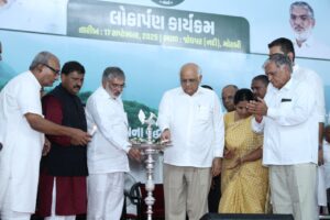 ગ્રીન ગુજરાત, ક્લીન ગુજરાત  માનનીય મુખ્યમંત્રી શ્રી Bhupendra Patel ના શુભહસ્તે જોધપર નદી ખાતે મોરબી પાંજરાપોળ ટ્રસ્ટ સંચાલિત સદભાવના વૃદ્ધાશ્રમના સંયુક્ત ઉપક્રમે 40 હેક્ટર વિસ્તારમાં તૈયાર કરવામાં આવેલા ભારતના સૌથી મોટા 10 લાખ વૃક્ષોના ‘વનકવચ’નું લોકાર્પણ સંપન્ન થયું. આ અવસરે મુખ્યમંત્રીશ્રીએ #EkPedMaKeNaam અભિયાન હેઠળ વૃક્ષારોપણ કર્યું.  આ ખાસ ક્ષણે કેબિનેટ મંત્રી શ્રી મુળુભાઈ બેરા, સાંસદશ્રી ચંદુભાઈ શિહોરા, શ્રી કેસરીદેવસિંહ ઝાલા, ધારાસભ્યશ્રીઓ, હોદેદ્દારો તેમજ મોટી સંખ્યામાં નગરજનો ઉપસ્થિત રહ્યા.
