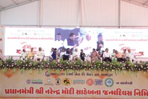 સમગ્ર દેશમાં આપણા યશસ્વી પ્રધાનમંત્રી શ્રી Narendra Modi જીના 75મા જન્મદિવસની ઉજવણી વિવિધ સેવાકીય કાર્યો દ્વારા થઈ રહી છે. આ અંતર્ગત આજે ખોખરામાં મુખ્યમંત્રી શ્રી Bhupendra Patel એ અમદાવાદ પશ્ચિમના સાંસદ શ્રી દિનેશભાઈ મકવાણા દ્વારા આયોજીત ‘નમો અમૃત મહાઆરોગ્ય શિબિર’નું ઉદ્ઘાટન કર્યું. આ શિબિરમાં આરોગ્ય ચકાસણી ઉપરાંત ટીબીના દર્દીઓને પોષણ કીટ, એનિમિયા અને સિકલ સેલ માટે સ્ક્રીનિંગ અને માર્ગદર્શન, આવશ્યક દવાઓનું નિ:શુલ્ક વિતરણ, દિવ્યાંગજનો માટે વ્હીલચેર વિતરણ, આંખની ચકાસણી તથા વિનામૂલ્યે ચશ્માનું વિતરણ સહિતની સેવાકીય પ્રવૃત્તિઓ કરવામાં આવી. આ અવસરે મહાનગરના અધ્યક્ષ શ્રી પ્રેરકભાઈ શાહ, મેયર શ્રીમતી પ્રતિભાબેન જૈન, ધારાસભ્યશ્રીઓ, હોદેદ્દારો તેમજ મોટી સંખ્યામાં નગરજનો ઉપસ્થિત રહ્યા. #HappyBdayPMModi