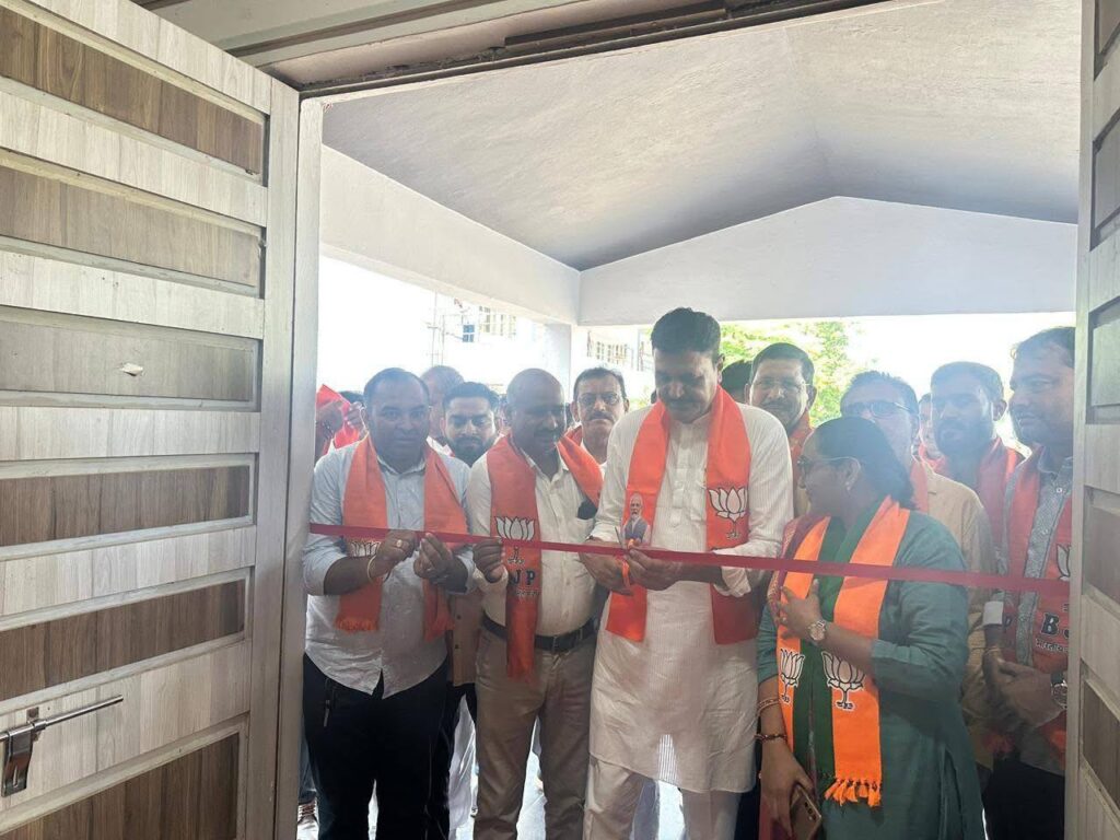 સમગ્ર દેશમાં ગુજરાતના પનોતા પુત્ર તેમજ માનનીય પ્રધાનમંત્રી શ્રી Narendra Modi જીના જન્મદિવસ નિમિત્તે 'સેવા પખવાડિયું - 2025' અંતર્ગત વિવિધ કાર્યક્રમોનું આયોજન કરવામાં આવ્યું છે.  જેને અનુલક્ષીને આજે પાટણમાં જિલ્લા પ્રમુખ શ્રી રમેશભાઈ સિંધવના શુભહસ્તે નરેન્દ્રભાઈના પ્રેરણાદાયી જીવનયાત્રાને દર્શાવતી ભવ્ય પ્રદર્શનીનો શુભારંભ થયો. #SevaPakhwada2025