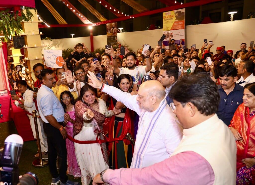 આરાધનાનો ઉત્સવ, સંસ્કૃતિને સંગ... માનનીય કેન્દ્રીય ગૃહ અને સહકાર મંત્રી શ્રી Amit Shah ગતરોજ ગાંધીનગર લોકસભામાં સમાવિષ્ટ થતી વિવિધ સોસાયટીઓમાં આયોજિત નવરાત્રિ ગરબા મહોત્સવમાં સહભાગી થયા અને માતાજીની આરાધના કરી.  જય માતાજી 🙏