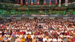 દેશમાં પહેલીવાર સ્વચ્છતા દૂતોનું ઐતિહાસિક અભિવાદન... વિશ્વના સર્વાધિક લોકપ્રિય નેતા અને આપણા યશસ્વી પ્રધાનમંત્રી શ્રી Narendra Modi જીના જન્મદિવસ નિમિત્તે ગઈકાલે સાંજે સુરત મહાનગર ખાતે કેન્દ્રીય જળશક્તિ મંત્રી અને પ્રદેશ અધ્યક્ષ શ્રી C R Paatil ની વિશેષ ઉપસ્થિતિમાં સ્વચ્છતા દૂતોનો ઋણ સ્વીકાર કાર્યક્રમ યોજાયો. આ કાર્યક્રમમાં ગૃહ રાજ્યમંત્રી શ્રી હર્ષભાઈ સંઘવી, રાજ્યકક્ષાના મંત્રી શ્રી મુકેશભાઈ પટેલ, મેયર શ્રી દક્ષેશભાઈ માવાણી સહિત મહાનગરના હોદ્દેદારો, ધારાસભ્યશ્રીઓ, નગરજનો અને મોટી સંખ્યામાં સ્વચ્છતા દૂતો ઉપસ્થિત રહ્યાં. #SwachhataHiSeva2025