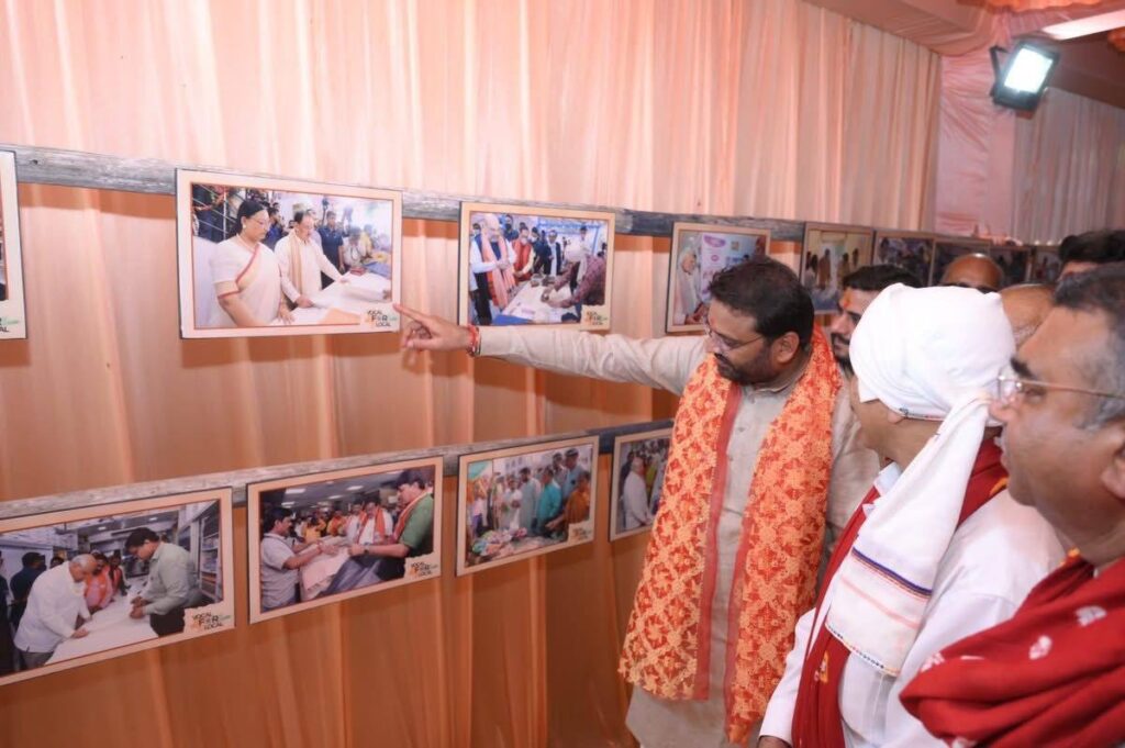 યશસ્વી પ્રધાનમંત્રી શ્રી Narendra Modi જીના જન્મદિવસની ઉજવણી માટે સમગ્ર દેશમાં 'સેવા પખવાડિયું-2025' અંતર્ગત વિવિધ લોક કલ્યાણના કાર્યક્રમોનું આયોજન કરવામાં આવી રહ્યું છે. આ સંદર્ભે ભુજમાં પ્રદેશ મહામંત્રી તેમજ સાંસદ શ્રી વિનોદભાઈ ચાવડા તથા કચ્છ જિલ્લા પ્રમુખ શ્રી દેવજીભાઈ વરચંદના શુભહસ્તે આપણા નરેન્દ્રભાઈના પ્રેરણાદાયી જીવન પર આધારિત પ્રદર્શનીનું ઉદ્ઘાટન સંપન્ન થયું.  #SevaPakhwada2025