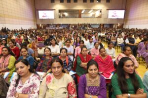 માનનીય પ્રધાનમંત્રી શ્રી Narendra Modi જીના 75મા જન્મદિવસ નિમિતે માનનીય રાજ્યપાલ શ્રી આચાર્ય દેવવ્રતજીએ  મુખ્યમંત્રીશ્રી Bhupendra Patel ની ગરિમામય ઉપસ્થિતિમાં મહાત્મા મંદિર ખાતેથી ‘સ્વસ્થ નારી, સશક્ત પરિવાર’ અભિયાન તેમજ 8મા રાષ્ટ્રીય પોષણ માહનો રાજ્યવ્યાપી પ્રારંભ કરવામાં આવ્યો. આ અવસરે કેબિનેટ મંત્રી શ્રી ઋષિકેશભાઈ પટેલ, રાજ્યસભાના સાંસદ શ્રી મયંકભાઈ નાયક,  ધારાસભ્ય શ્રીમતી રીટાબેન પટેલ સહીત મોટી સંખ્યામાં માતા-બહેનો ઉપસ્થિત રહ્યા. #HappyBdayPMModi