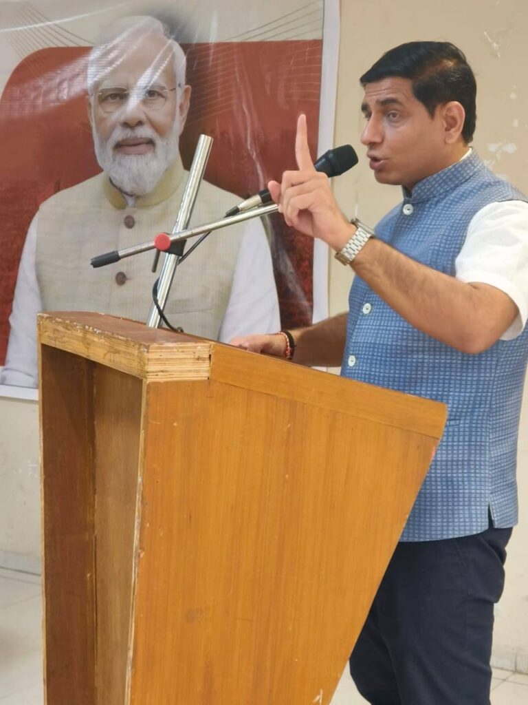 વિશ્વના સૌથી લોકપ્રિય નેતા તેમજ માનનીય પ્રધાનમંત્રી શ્રી Narendra Modi જીના જન્મદિવસ નિમિત્તે સમગ્ર દેશમાં 'સેવા પખવાડિયું - 2025' અંતર્ગત વિવિધ કાર્યક્રમોનું આયોજન કરવામાં આવ્યું છે. જે સંદર્ભે આજે ભરૂચમાં પ્રબુદ્ધ નાગરિક સંમેલન સંપન્ન થયું. આ સંમેલનમાં પંચમહાલ જિલ્લા પ્રભારી ડૉ. ભરતભાઈ ડાંગરે ‘પ્રધાનમંત્રીશ્રીના જીવન, સિદ્ધિઓ અને વિકસિત ભારત’ વિષય પર ઉપસ્થિત પ્રબુદ્ધજનોને માર્ગદર્શન આપ્યું. #SevaPakhwada2025