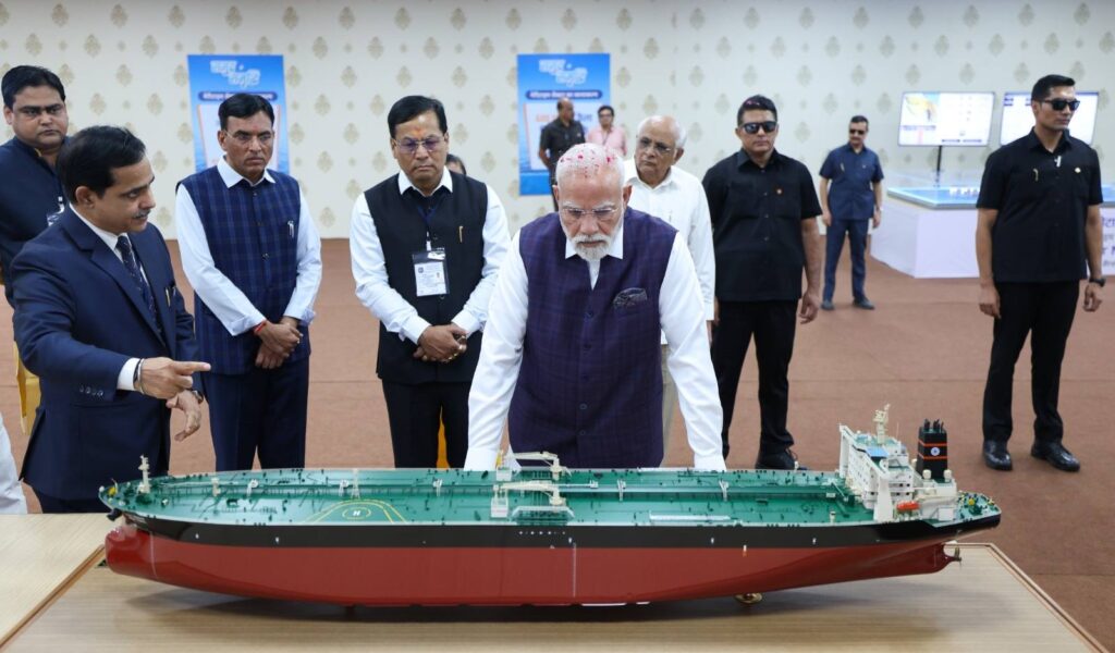 માનનીય પ્રધાનમંત્રી શ્રી Narendra Modi જીએ આજે ભાવનગર ખાતે મેરિટાઇમ સેક્ટરના વિવિધ પ્રોજેક્ટ્સનું નિરીક્ષણ કર્યું અને માહિતી મેળવી.  #SamudraSeSamriddhi