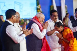 માનનીય પ્રધાનમંત્રી શ્રી Narendra Modi જીએ આજે ભાવનગર ખાતે મેરિટાઇમ સેક્ટરના વિવિધ પ્રોજેક્ટ્સનું નિરીક્ષણ કર્યું અને માહિતી મેળવી.  #SamudraSeSamriddhi