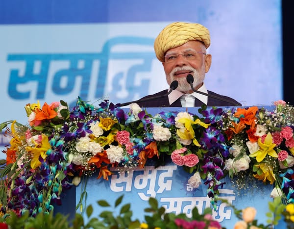 માનનીય પ્રધાનમંત્રી શ્રી Narendra Modi જીએ આજે ભાવનગર ખાતે મેરિટાઇમ સેક્ટરના વિવિધ પ્રોજેક્ટ્સનું નિરીક્ષણ કર્યું અને માહિતી મેળવી.  #SamudraSeSamriddhi