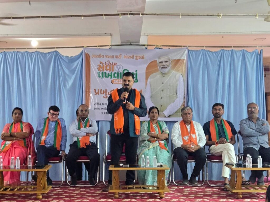 સમગ્ર રાષ્ટ્રમાં પ્રધાનમંત્રી શ્રી Narendra Modi જીના જન્મદિવસની ઉજવણી રૂપે ‘સેવા પખવાડિયું - 2025’ અંતર્ગત અનેક લોક કલ્યાણના કાર્યક્રમોનું આયોજન કરવામાં આવી રહ્યું છે. જે સંદર્ભે મોરબીમાં પ્રબુદ્ધ નાગરિક સંમેલન સંપન્ન થયું. આ સંમેલનમાં ઉપસ્થિત સૌ પ્રબુદ્ધજનોને પ્રદેશ ઉપાધ્યક્ષ ડૉ. ભરતભાઈ બોઘરાએ ‘પ્રધાનમંત્રીશ્રીના જીવન, સિદ્ધિઓ અને વિકસિત ભારત’ વિષય પર સંબોધન કર્યું.  #SevaPakhwada2025