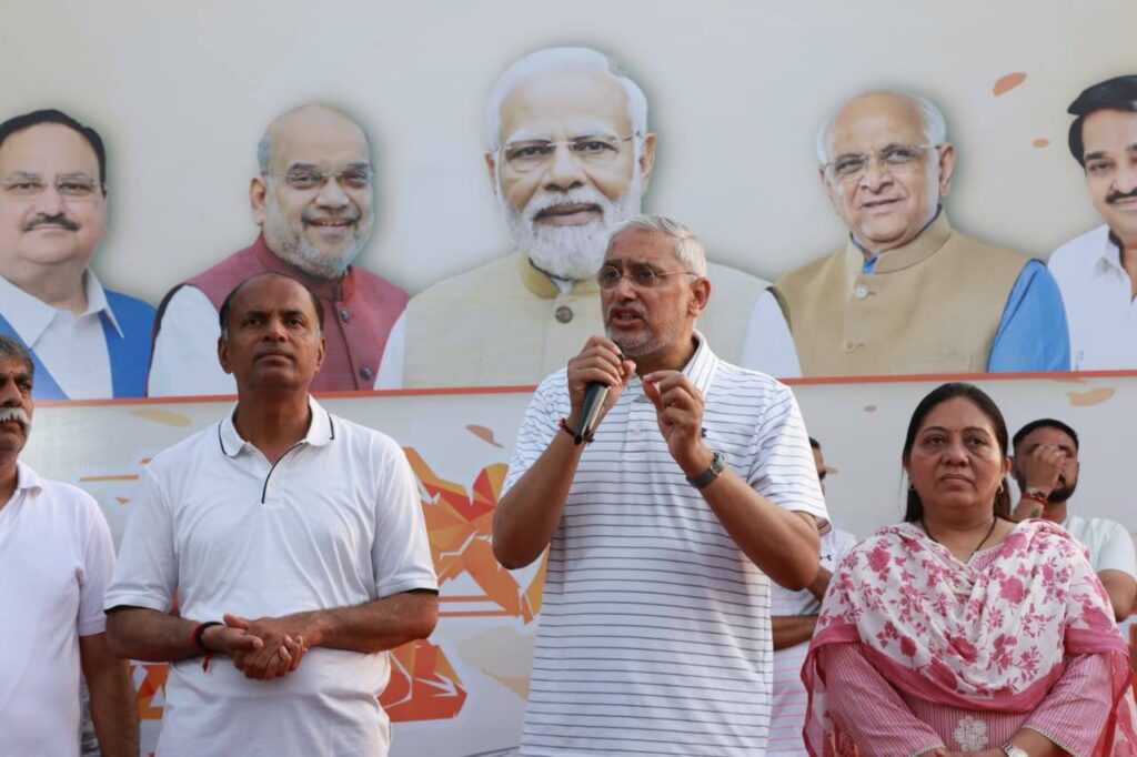 પાટનગર ગાંધીનગરનો સંકલ્પ - નશામુક્ત ભારત  માનનીય પ્રધાનમંત્રી શ્રી Narendra Modi જીના જન્મદિવસ નિમિત્તે ભારતીય જનતા યુવા મોરચા દ્વારા આજે ગાંધીનગર મહાનગર ખાતે આયોજિત #NamoYuvaRun ને રાજ્યકક્ષાના મંત્રી શ્રી જગદીશભાઈ વિશ્વકર્માએ ફ્લેગ ઓફ કરાવ્યું.  આ મીની મેરેથોનમાં શહેર અધ્યક્ષ શ્રી આશિષભાઈ દવે, મેયર શ્રીમતી મીરાબેન પટેલ સહિત હોદ્દેદારો, ધારાસભ્યશ્રીઓ અને મોટી સંખ્યામાં કાર્યકર્તાઓ અને નગરજનો ઉપસ્થિત રહ્યાં.
