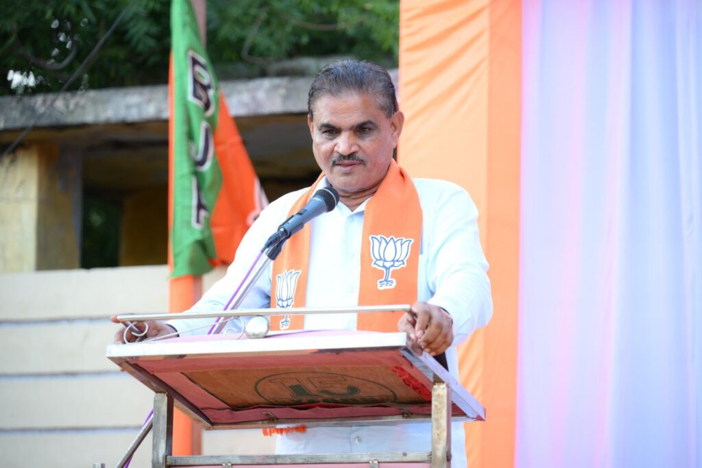 ગુજરાતના પનોતા પુત્ર તેમજ દેશના યશસ્વી પ્રધાનમંત્રી શ્રી Narendra Modi જીના 75મા જન્મદિવસની ઉજવણીના ભાગરૂપે 'સેવા પખવાડિયું – 2025' હેઠળ અનેક લોકહિતકારી કાર્યક્રમોનું આયોજન કરવામાં આવ્યું છે, જે સંદર્ભે કચ્છ જિલ્લાનું પ્રબુદ્ધ સંમેલન અંજારમાં સંપન્ન થયું. આ પ્રસંગે રાજ્ય સરકારના પૂર્વ મંત્રી શ્રી દિલીપકુમાર ઠાકોરે ઉપસ્થિત પ્રબુદ્ધજનોને ‘પ્રધાનમંત્રીશ્રીના પ્રેરક જીવન, ઐતિહાસિક સિદ્ધિઓ અને વિકસિત ભારતના સપના' પર માર્ગદર્શન આપ્યું.   #SevaPakhwada2025