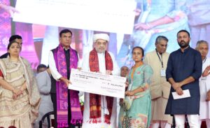 સહકારથી સમૃદ્ધિ  માનનીય કેન્દ્રીય ગૃહ અને સહકાર મંત્રી શ્રી Amit Shah ની અધ્યક્ષતામાં રાજકોટ ખાતે RSC બેંક સહિત જિલ્લા કક્ષાની સાત સહકારી મંડળીઓની વાર્ષિક સાધારણ સભા અને સહકારી મહાસંમેલન યોજાયું.  આ પ્રસંગે આદરણીય અમિતભાઈએ RDC બેંકની અકસ્માત વીમા યોજના, તબીબી સહાય યોજના અને કૃષિ સમાજ પુરસ્કાર યોજના હેઠળ લાભોનું વિતરણ કર્યું.