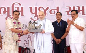 માનનીય કેન્દ્રીય ગૃહ અને સહકાર મંત્રી શ્રી Amit Shah ના શુભહસ્તે તેમજ કેન્દ્રીય જળશક્તિ મંત્રી અને પ્રદેશ અધ્યક્ષ શ્રી સી આર પાટીલની વિશેષ ઉપસ્થિતિમાં આજે સુરતના કોસમાડા ખાતે નિર્માણ પામનાર ઈસ્કોન વરાછા મંદિરનું ભૂમિપૂજન સંપન્ન થયું.  જય શ્રીકૃષ્ણ 🙏