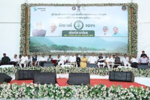 ગ્રીન ગુજરાત, ક્લીન ગુજરાત  માનનીય મુખ્યમંત્રી શ્રી Bhupendra Patel ના શુભહસ્તે જોધપર નદી ખાતે મોરબી પાંજરાપોળ ટ્રસ્ટ સંચાલિત સદભાવના વૃદ્ધાશ્રમના સંયુક્ત ઉપક્રમે 40 હેક્ટર વિસ્તારમાં તૈયાર કરવામાં આવેલા ભારતના સૌથી મોટા 10 લાખ વૃક્ષોના ‘વનકવચ’નું લોકાર્પણ સંપન્ન થયું. આ અવસરે મુખ્યમંત્રીશ્રીએ #EkPedMaKeNaam અભિયાન હેઠળ વૃક્ષારોપણ કર્યું.  આ ખાસ ક્ષણે કેબિનેટ મંત્રી શ્રી મુળુભાઈ બેરા, સાંસદશ્રી ચંદુભાઈ શિહોરા, શ્રી કેસરીદેવસિંહ ઝાલા, ધારાસભ્યશ્રીઓ, હોદેદ્દારો તેમજ મોટી સંખ્યામાં નગરજનો ઉપસ્થિત રહ્યા.
