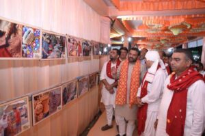 યશસ્વી પ્રધાનમંત્રી શ્રી Narendra Modi જીના જન્મદિવસની ઉજવણી માટે સમગ્ર દેશમાં 'સેવા પખવાડિયું-2025' અંતર્ગત વિવિધ લોક કલ્યાણના કાર્યક્રમોનું આયોજન કરવામાં આવી રહ્યું છે. આ સંદર્ભે ભુજમાં પ્રદેશ મહામંત્રી તેમજ સાંસદ શ્રી વિનોદભાઈ ચાવડા તથા કચ્છ જિલ્લા પ્રમુખ શ્રી દેવજીભાઈ વરચંદના શુભહસ્તે આપણા નરેન્દ્રભાઈના પ્રેરણાદાયી જીવન પર આધારિત પ્રદર્શનીનું ઉદ્ઘાટન સંપન્ન થયું.  #SevaPakhwada2025