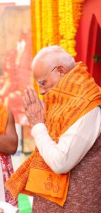 આસો નવરાત્રિના પ્રથમ દિવસે માનનીય પ્રધાનમંત્રી શ્રી Narendra Modi જીએ ત્રિપુરા સ્થિત શક્તિપીઠ માતા ત્રિપુરા સુંદરીના દર્શન કર્યા અને પૂજા-અર્ચના કરી.   જય માતાજી 🙏
