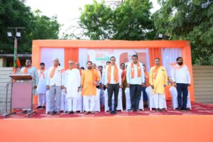 ગુજરાતના પનોતા પુત્ર તેમજ દેશના યશસ્વી પ્રધાનમંત્રી શ્રી Narendra Modi જીના 75મા જન્મદિવસની ઉજવણીના ભાગરૂપે 'સેવા પખવાડિયું – 2025' હેઠળ અનેક લોકહિતકારી કાર્યક્રમોનું આયોજન કરવામાં આવ્યું છે, જે સંદર્ભે કચ્છ જિલ્લાનું પ્રબુદ્ધ સંમેલન અંજારમાં સંપન્ન થયું. આ પ્રસંગે રાજ્ય સરકારના પૂર્વ મંત્રી શ્રી દિલીપકુમાર ઠાકોરે ઉપસ્થિત પ્રબુદ્ધજનોને ‘પ્રધાનમંત્રીશ્રીના પ્રેરક જીવન, ઐતિહાસિક સિદ્ધિઓ અને વિકસિત ભારતના સપના' પર માર્ગદર્શન આપ્યું.   #SevaPakhwada2025