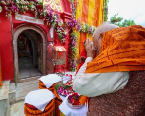 આસો નવરાત્રિના પ્રથમ દિવસે માનનીય પ્રધાનમંત્રી શ્રી Narendra Modi જીએ ત્રિપુરા સ્થિત શક્તિપીઠ માતા ત્રિપુરા સુંદરીના દર્શન કર્યા અને પૂજા-અર્ચના કરી.   જય માતાજી 🙏