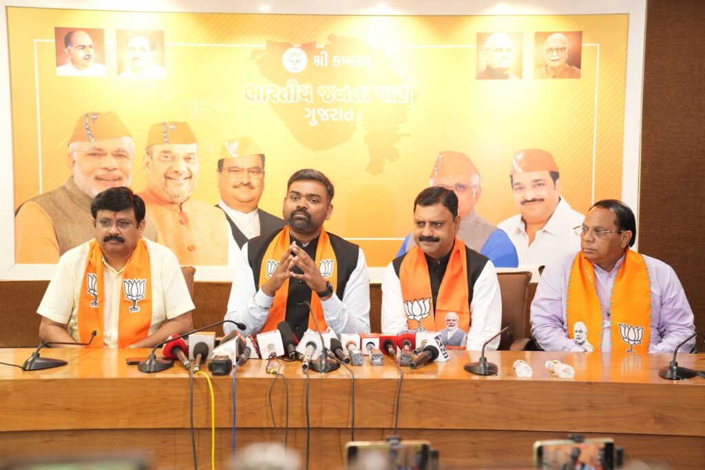 આગામી 22 સપ્ટેમ્બરથી અમલમાં આવનારા જીએસટીના નવા સ્લેબ અને જીએસટીમાં મહત્ત્વના સુધારા અંગે રાષ્ટ્રીય પ્રવકતા ડૉ. ગુરુપ્રકાશ પાસવાનજીએ આજે પ્રદેશ કાર્યાલય 'શ્રી કમલમ્' ખાતે પત્રકાર પરિષદને સંબોધી હતી. આ પ્રસંગે પ્રદેશ ઉપાધ્યક્ષ ડૉ. ભરતભાઈ બોઘરા ઉપસ્થિત રહ્યા. આગામી 22 સપ્ટેમ્બરથી અમલમાં આવનારા જીએસટીના નવા સ્લેબ અને જીએસટીમાં મહત્ત્વના સુધારા અંગે રાષ્ટ્રીય પ્રવકતા ડૉ. ગુરુપ્રકાશ પાસવાનજીએ આજે પ્રદેશ કાર્યાલય 'શ્રી કમલમ્' ખાતે પત્રકાર પરિષદને સંબોધી હતી. આ પ્રસંગે પ્રદેશ ઉપાધ્યક્ષ ડૉ. ભરતભાઈ બોઘરા ઉપસ્થિત રહ્યા.