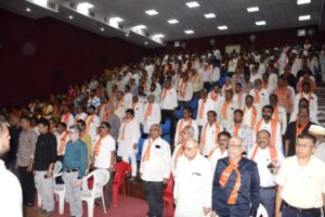 ગુજરાતના પનોતા પુત્ર તેમજ દેશના યશસ્વી પ્રધાનમંત્રી શ્રી Narendra Modi જીના 75મા જન્મદિવસની ઉજવણીના ભાગરૂપે 'સેવા પખવાડિયું – 2025' હેઠળ અનેક લોકહિતકારી કાર્યક્રમોનું આયોજન કરવામાં આવ્યું છે. જે અંતર્ગત પંચમહાલ જિલ્લાનું પ્રબુદ્ધ સંમેલન ગોધરા ખાતે સંપન્ન થયું. આ પ્રસંગે વિધાનસભાના નાયબ મુખ્ય દંડક શ્રી રમણભાઈ સોલંકીજીએ 'પ્રધાનમંત્રીશ્રીના જીવન, સિદ્ધિઓ અને વિકસિત ભારત’ વિષય પર ઉપસ્થિત પ્રબુદ્ધજનોને માર્ગદર્શન આપ્યું. આ ક્ષણે જિલ્લા પ્રમુખ શ્રી મયંકભાઈ દેસાઈ, ધારાસભ્યશ્રીઓ, હોદ્દેદારશ્રીઓ તેમજ મોટી સંખ્યામાં પ્રબુદ્ધજનો ઉપસ્થિત રહ્યા.  #SevaPakhwada2025