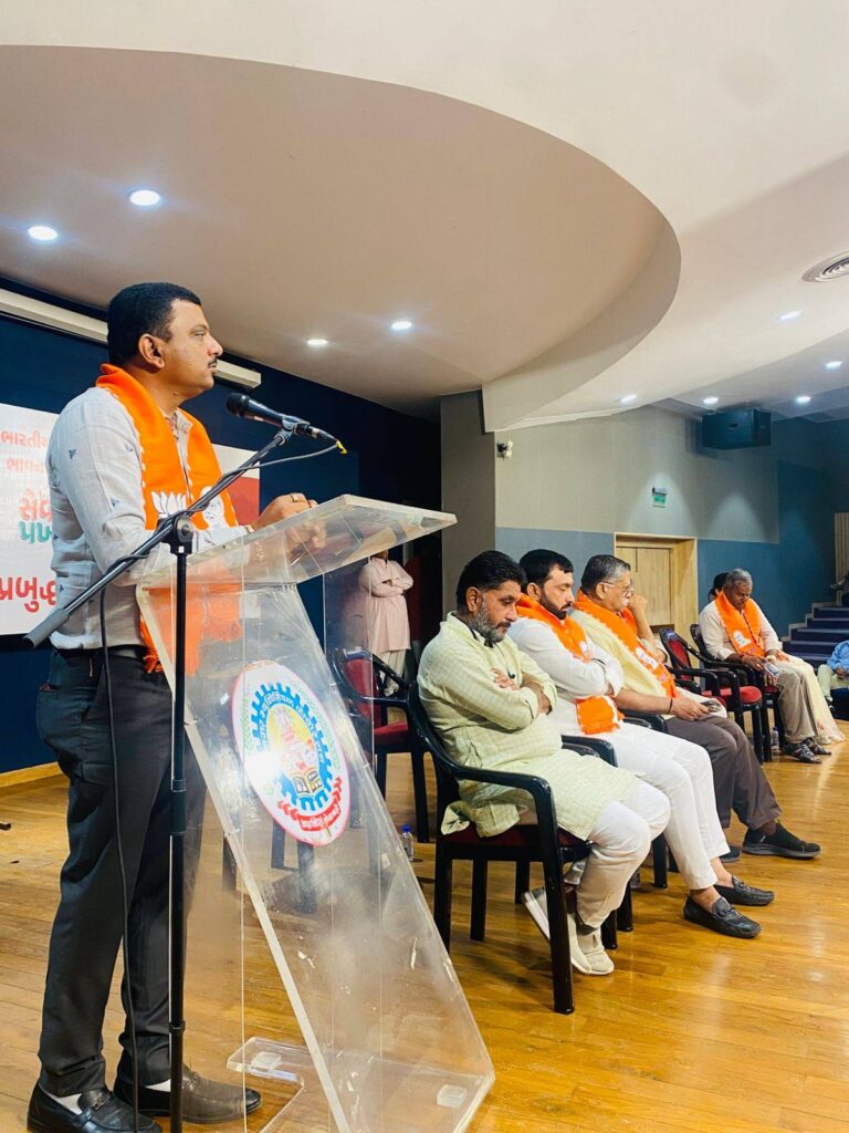 ગુજરાતના પનોતા પુત્ર તેમજ દેશના યશસ્વી પ્રધાનમંત્રી શ્રી Narendra Modi જીના 75મા જન્મદિવસની ઉજવણીના ભાગરૂપે 'સેવા પખવાડિયું – 2025' હેઠળ અનેક લોકહિતકારી કાર્યક્રમોનું આયોજન કરવામાં આવ્યું છે, જે સંદર્ભે ભાવનગર મહાનગરનું પ્રબુદ્ધ સંમેલન સંપન્ન થયું. આ પ્રસંગે પ્રદેશ મંત્રી અને ધારાસભ્ય શ્રી મહેશભાઈ કસવાલાએ ઉપસ્થિત પ્રબુદ્ધજનોને ‘પ્રધાનમંત્રીશ્રીના પ્રેરક જીવન, ઐતિહાસિક સિદ્ધિઓ અને વિકસિત ભારતના સપના' પર માર્ગદર્શન આપ્યું.  આ પ્રસંગે મહાનગરના અધ્યક્ષ શ્રી કૃણાલભાઈ (કુમારભાઈ) શાહ, રાજકોટ જિલ્લા ભાજપ પ્રભારી શ્રી ધવલભાઈ દવે સહિત, ધારાસભ્યશ્રીઓ, હોદ્દેદારશ્રીઓ તેમજ મોટી સંખ્યામાં પ્રબુદ્ધજનો ઉપસ્થિત રહ્યા.  #SevaPakhwada2025