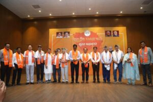 ગુજરાતના પનોતા પુત્ર તેમજ દેશના યશસ્વી પ્રધાનમંત્રી શ્રી Narendra Modi જીના 75મા જન્મદિવસની ઉજવણીના ભાગરૂપે 'સેવા પખવાડિયું – 2025' હેઠળ અનેક લોકહિતકારી કાર્યક્રમોનું આયોજન કરવામાં આવ્યું છે, જે સંદર્ભે સુરત મહાનગરમાં પ્રબુદ્ધ સંમેલન સંપન્ન થયું. આ પ્રસંગે ધારાસભ્ય શ્રી રમેશભાઈ મિસ્ત્રીએ  ‘પ્રધાનમંત્રીશ્રીના પ્રેરક જીવન, ઐતિહાસિક સિદ્ધિઓ અને વિકસિત ભારતના સપના' પર ઉપસ્થિત પ્રબુદ્ધજનોને માર્ગદર્શન આપ્યું. આ ક્ષણે મહાનગરના પ્રમુખ શ્રી પરેશભાઈ પટેલ, ધારાસભ્યશ્રીઓ અને મોટી સંખ્યામાં પ્રબુદ્ધજનો ઉપસ્થિત રહ્યા. #SevaPakhwada2025