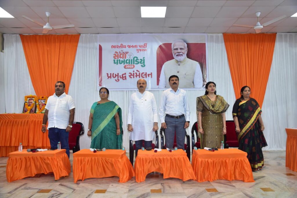 સમગ્ર રાષ્ટ્રમાં યશસ્વી પ્રધાનમંત્રી શ્રી Narendra Modi જીના જન્મદિવસની ઉજવણીના ભાગરૂપે 'સેવા પખવાડિયું – 2025' અંતર્ગત લોકહિતકારી કાર્યક્રમોનું આયોજન થઈ રહ્યું છે. જે અંતર્ગત જામનગર મહાનગરમાં પ્રબુદ્ધ સંમેલન સંપન્ન થયું. આ પ્રસંગે પૂર્વ પ્રદેશ કારોબારી સભ્ય તેમજ પૂર્વ મીડિયા સેલ કન્વીનર શ્રી પ્રશાંતભાઈ વાળાએ ઉપસ્થિત પ્રબુદ્ધજનોને ‘પ્રધાનમંત્રીશ્રીના પ્રેરક જીવન, ઐતિહાસિક સિદ્ધિઓ અને વિકસિત ભારતના સપના' પર માર્ગદર્શન આપ્યું. આ પ્રસંગે મહાનગરના અધ્યક્ષ શ્રીમતી બીનાબેન કોઠારી, ધારાસભ્યશ્રીઓ, હોદ્દેદારો તેમજ મોટી સંખ્યામાં પ્રબુદ્ધજનો ઉપસ્થિત રહ્યા. #SevaPakhwada2025