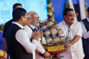 માનનીય પ્રધાનમંત્રી શ્રી Narendra Modi જીએ આજે ભાવનગર ખાતે મેરિટાઇમ સેક્ટરના વિવિધ પ્રોજેક્ટ્સનું નિરીક્ષણ કર્યું અને માહિતી મેળવી.  #SamudraSeSamriddhi