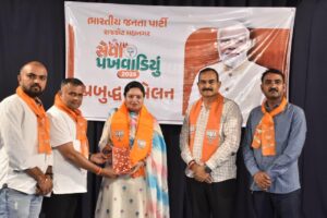 સમગ્ર રાષ્ટ્રમાં યશસ્વી પ્રધાનમંત્રી શ્રી Narendra Modi જીના જન્મદિવસની ઉજવણીના ભાગરૂપે 'સેવા પખવાડિયું – 2025' અંતર્ગત લોકહિતકારી કાર્યક્રમોનું આયોજન થઈ રહ્યું છે. જે અંતર્ગત રાજકોટમાં  પ્રબુદ્ધ સંમેલન સંપન્ન થયું. આ પ્રસંગે જામનગરના સાંસદ શ્રીમતી પૂનમબેન માડમે ઉપસ્થિત પ્રબુદ્ધજનોને ‘પ્રધાનમંત્રીશ્રીના પ્રેરક જીવન, ઐતિહાસિક સિદ્ધિઓ અને વિકસિત ભારતના સપના' પર માર્ગદર્શન આપ્યું. આ પ્રસંગે મહાનગરના પ્રમુખ શ્રી ડૉ. માધવભાઈ દવે, ધારાસભ્યશ્રીઓ, હોદ્દેદારો અને મોટી સંખ્યામાં પ્રબુદ્ધજનો ઉપસ્થિત રહ્યા.  #SevaPakhwada2025