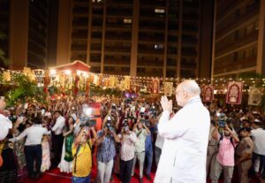 આરાધનાનો ઉત્સવ, સંસ્કૃતિને સંગ... માનનીય કેન્દ્રીય ગૃહ અને સહકાર મંત્રી શ્રી Amit Shah ગતરોજ ગાંધીનગર લોકસભામાં સમાવિષ્ટ થતી વિવિધ સોસાયટીઓમાં આયોજિત નવરાત્રિ ગરબા મહોત્સવમાં સહભાગી થયા અને માતાજીની આરાધના કરી.  જય માતાજી 🙏