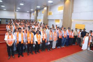 ગુજરાતના પનોતા પુત્ર તેમજ દેશના યશસ્વી પ્રધાનમંત્રી શ્રી Narendra Modi જીના 75મા જન્મદિવસની ઉજવણીના ભાગરૂપે 'સેવા પખવાડિયું – 2025' હેઠળ અનેક લોકહિતકારી કાર્યક્રમોનું આયોજન કરવામાં આવ્યું છે, જે સંદર્ભે સુરત મહાનગરમાં પ્રબુદ્ધ સંમેલન સંપન્ન થયું. આ પ્રસંગે ધારાસભ્ય શ્રી રમેશભાઈ મિસ્ત્રીએ  ‘પ્રધાનમંત્રીશ્રીના પ્રેરક જીવન, ઐતિહાસિક સિદ્ધિઓ અને વિકસિત ભારતના સપના' પર ઉપસ્થિત પ્રબુદ્ધજનોને માર્ગદર્શન આપ્યું. આ ક્ષણે મહાનગરના પ્રમુખ શ્રી પરેશભાઈ પટેલ, ધારાસભ્યશ્રીઓ અને મોટી સંખ્યામાં પ્રબુદ્ધજનો ઉપસ્થિત રહ્યા. #SevaPakhwada2025
