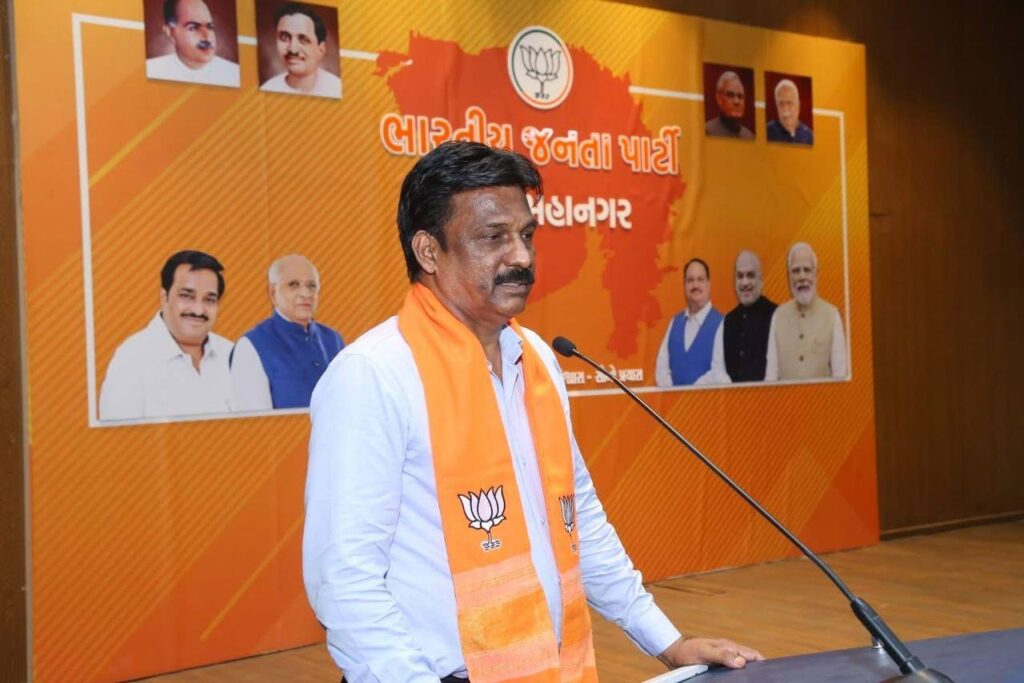 ગુજરાતના પનોતા પુત્ર તેમજ દેશના યશસ્વી પ્રધાનમંત્રી શ્રી Narendra Modi જીના 75મા જન્મદિવસની ઉજવણીના ભાગરૂપે 'સેવા પખવાડિયું – 2025' હેઠળ અનેક લોકહિતકારી કાર્યક્રમોનું આયોજન કરવામાં આવ્યું છે, જે સંદર્ભે સુરત મહાનગરમાં પ્રબુદ્ધ સંમેલન સંપન્ન થયું. આ પ્રસંગે ધારાસભ્ય શ્રી રમેશભાઈ મિસ્ત્રીએ  ‘પ્રધાનમંત્રીશ્રીના પ્રેરક જીવન, ઐતિહાસિક સિદ્ધિઓ અને વિકસિત ભારતના સપના' પર ઉપસ્થિત પ્રબુદ્ધજનોને માર્ગદર્શન આપ્યું. આ ક્ષણે મહાનગરના પ્રમુખ શ્રી પરેશભાઈ પટેલ, ધારાસભ્યશ્રીઓ અને મોટી સંખ્યામાં પ્રબુદ્ધજનો ઉપસ્થિત રહ્યા. #SevaPakhwada2025