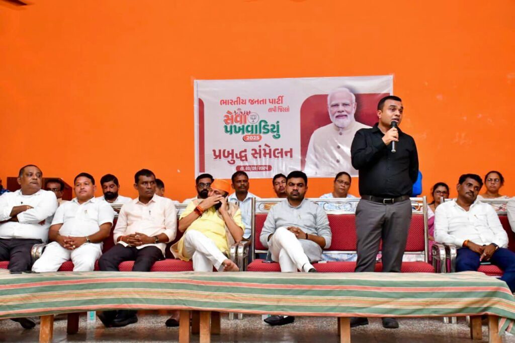 ગુજરાતના પનોતા પુત્ર તેમજ દેશના યશસ્વી પ્રધાનમંત્રી શ્રી Narendra Modi જીના 75મા જન્મદિવસની ઉજવણીના ભાગરૂપે 'સેવા પખવાડિયું – 2025' હેઠળ અનેક લોકહિતકારી કાર્યક્રમોનું આયોજન કરવામાં આવ્યું છે, જે સંદર્ભે તાપીમાં પ્રબુદ્ધ સંમેલન સંપન્ન થયું. આ પ્રસંગે વ્યાવસાયિક સેલના પ્રદેશ સંયોજક શ્રી કરશનભાઈ ગોંડલીયાએ ઉપસ્થિત પ્રબુદ્ધજનોને ‘પ્રધાનમંત્રીશ્રીના પ્રેરક જીવન, ઐતિહાસિક સિદ્ધિઓ અને વિકસિત ભારતના સપના' પર માર્ગદર્શન આપ્યું. આ પ્રસંગે જિલ્લા પ્રમુખ શ્રી સૂરજભાઈ વસાવા, ધારાસભ્યશ્રીઓ, હોદ્દેદારશ્રીઓ તેમજ મોટી સંખ્યામાં પ્રબુદ્ધજનો ઉપસ્થિત રહ્યા.  #SevaPakhwada2025