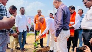 ગુજરાતના સપૂત તેમજ માનનીય પ્રધાનમંત્રી શ્રી Narendra Modi જીના જન્મદિવસ નિમિત્તે સમગ્ર દેશમાં 'સેવા પખવાડિયું - 2025' હેઠળ વિવિધ લોકહિતકારી કાર્યક્રમો યોજાઈ રહ્યા છે. જે અંતર્ગત પંચમહાલ જિલ્લાના હાલોલના બાસ્કા ખાતે 'એક પેડ મા કે નામ' અંતર્ગત વૃક્ષારોપણનો કાર્યક્રમ સંપન્ન થયો. #SevaPakhwada2025