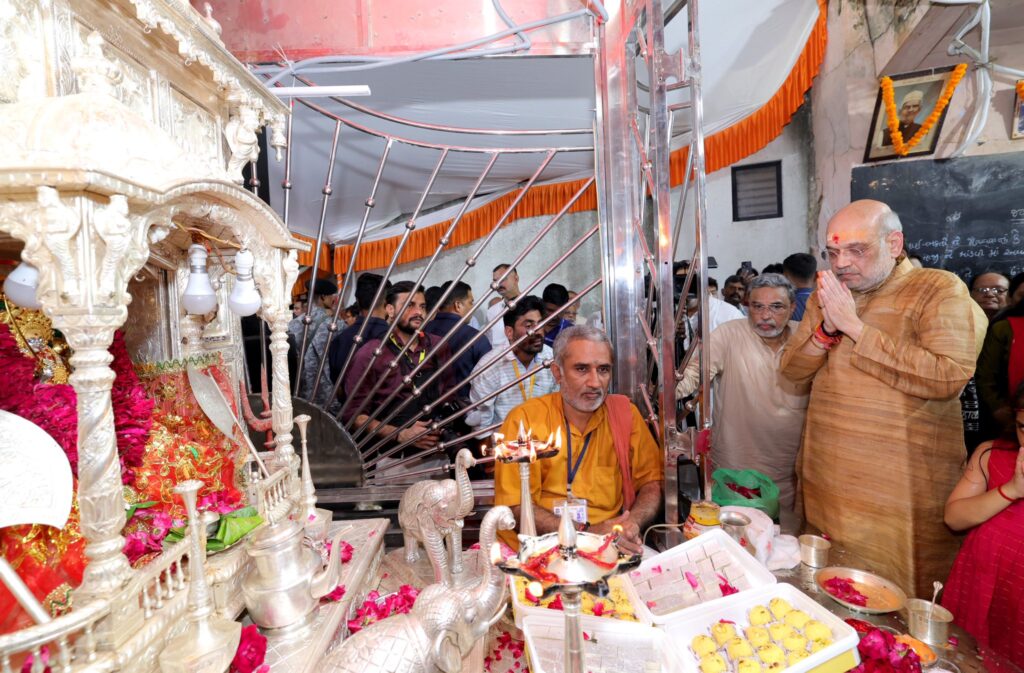 આસો નવરાત્રિના પાવન પર્વે ગાંધીનગર લોકસભાના લોકપ્રિય સાંસદ તથા કેન્દ્રીય ગૃહ અને સહકાર મંત્રી શ્રી Amit Shah જીએ સહ પરિવાર માણસા ખાતે બહુચર માતાજીના મંદિરે દર્શન અને પૂજા-અર્ચના કરી. જય મા બહુચર 🙏