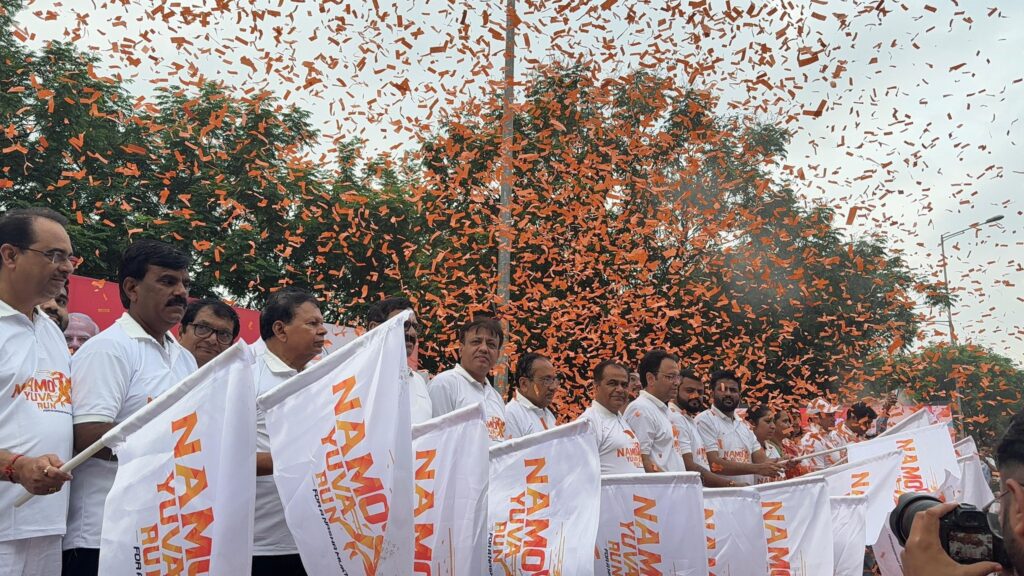 નશામુક્ત ભારત તરફ એક કદમ...  આપણા માનનીય પ્રધાનમંત્રી શ્રી Narendra Modi જીના જન્મદિવસ નિમિત્તે ભારતીય જનતા યુવા મોરચા દ્વારા આજે સુરત મહાનગર ખાતે આયોજિત 'નમો યુવા રન'માં હજારોની સંખ્યામાં યુવાનોએ દોડ લગાવી.