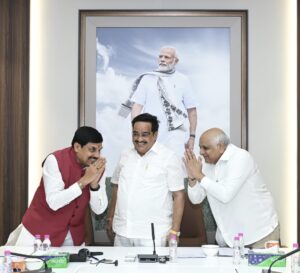 માનનીય પ્રધાનમંત્રી શ્રી Narendra Modi જીના દૂરંદેશી નેતૃત્વમાં દેશમાં જળ વ્યવસ્થાપન અને સિંચાઈ ક્ષેત્રે અભૂતપૂર્વ પ્રગતિ થઈ રહી છે. ગતરોજ નવી દિલ્હીમાં કેન્દ્રીય જળશક્તિ મંત્રી શ્રી C R Paatil એ ગુજરાતના માનનીય મુખ્યમંત્રી શ્રી Bhupendra Patel અને મધ્ય પ્રદેશના માનનીય મુખ્યમંત્રી શ્રી મોહન યાદવજી સાથે બેઠક કરી. આ બેઠકમાં નર્મદા સંબંધિત વિકાસ, નદી જોડો પરિયોજના તથા સિંચાઈથી જોડાયેલી યોજનાઓ સહિત બંને રાજ્યો સાથે સંબંધિત જળ સંસાધન વ્યવસ્થાપન અંગે સકારાત્મક ચર્ચા થઈ