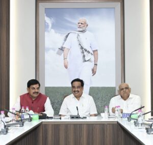 માનનીય પ્રધાનમંત્રી શ્રી Narendra Modi જીના દૂરંદેશી નેતૃત્વમાં દેશમાં જળ વ્યવસ્થાપન અને સિંચાઈ ક્ષેત્રે અભૂતપૂર્વ પ્રગતિ થઈ રહી છે.  ગતરોજ નવી દિલ્હીમાં કેન્દ્રીય જળશક્તિ મંત્રી શ્રી C R Paatil એ ગુજરાતના માનનીય મુખ્યમંત્રી શ્રી Bhupendra Patel અને મધ્ય પ્રદેશના માનનીય મુખ્યમંત્રી શ્રી મોહન યાદવજી સાથે બેઠક કરી. આ બેઠકમાં નર્મદા સંબંધિત વિકાસ, નદી જોડો પરિયોજના તથા સિંચાઈથી જોડાયેલી યોજનાઓ સહિત બંને રાજ્યો સાથે સંબંધિત જળ સંસાધન વ્યવસ્થાપન અંગે સકારાત્મક ચર્ચા થઈ