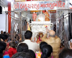 આસો નવરાત્રિના પાવન પર્વે ગાંધીનગર લોકસભાના લોકપ્રિય સાંસદ તથા કેન્દ્રીય ગૃહ અને સહકાર મંત્રી શ્રી Amit Shah જીએ સહ પરિવાર માણસા ખાતે બહુચર માતાજીના મંદિરે દર્શન અને પૂજા-અર્ચના કરી. જય મા બહુચર 🙏