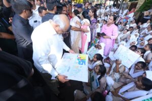 આપણા સૌના પ્રેરણાસ્ત્રોત પંડિત દીનદયાળ ઉપાધ્યાયજીની જયંતી નિમિત્તે માનનીય પ્રધાનમંત્રી શ્રી Narendra Modi જીએ સૌને 'એક દિવસ, એક કલાક, એક સાથે સ્વચ્છતા માટે શ્રમદાન' કરવા આહ્વાન કર્યું છે.  માનનીય મુખ્યમંત્રી શ્રી Bhupendra Patel એ આજે અમદાવાદ ખાતે નગરદેવી ભદ્રકાળી માતાના મંદિરમાં પ્રાંગણની સ્વચ્છતામાં શ્રમદાન કર્યું.  #SwachhataHiSeva2025