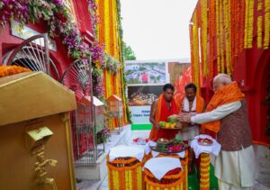 આસો નવરાત્રિના પ્રથમ દિવસે માનનીય પ્રધાનમંત્રી શ્રી Narendra Modi જીએ ત્રિપુરા સ્થિત શક્તિપીઠ માતા ત્રિપુરા સુંદરીના દર્શન કર્યા અને પૂજા-અર્ચના કરી.   જય માતાજી 🙏