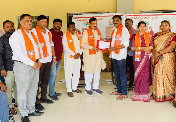 યશસ્વી પ્રધાનમંત્રી શ્રી Narendra Modi જીના જન્મદિવસની ઉજવણી માટે સમગ્ર દેશમાં 'સેવા પખવાડિયું-2025' અંતર્ગત વિવિધ લોક કલ્યાણના કાર્યક્રમોનું આયોજન કરવામાં આવી રહ્યું છે. આ સંદર્ભે સાબરકાંઠા જિલ્લાના પ્રાંતિજમાં સેવા પખવાડીયાના પ્રદેશ સંયોજક શ્રી જયસિંહ ચૌહાણની ઉપસ્થિતિમાં રક્તદાન શિબર સંપન્ન થઈ. #SevaPakhwada2025