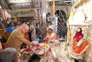 આસો નવરાત્રિના પાવન પર્વે ગાંધીનગર લોકસભાના લોકપ્રિય સાંસદ તથા કેન્દ્રીય ગૃહ અને સહકાર મંત્રી શ્રી Amit Shah જીએ સહ પરિવાર માણસા ખાતે બહુચર માતાજીના મંદિરે દર્શન અને પૂજા-અર્ચના કરી. જય મા બહુચર 🙏