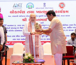 માનનીય કેન્દ્રીય ગૃહ અને સહકાર મંત્રી શ્રી Amit Shah ના શુભહસ્તે આજે કલોલ નગરપાલિકાના ₹144 કરોડના વિવિધ વિકાસકાર્યોનું શિલાન્યાસ અને લોકાર્પણ સંપન્ન થયું. આ વિકાસકાર્યોમાં સુએજ ટ્રીટમેન્ટ પ્લાન્ટ, અમૃત સરોવર, બેઘર લોકો માટે આશ્રયસ્થાન અને બોરવેલનો સમાવેશ થાય છે, જેનાથી કલોલ સ્વચ્છતા, સુવિધા અને સંવેદનાનું મહત્વપૂર્ણ કેન્દ્ર બનશે.